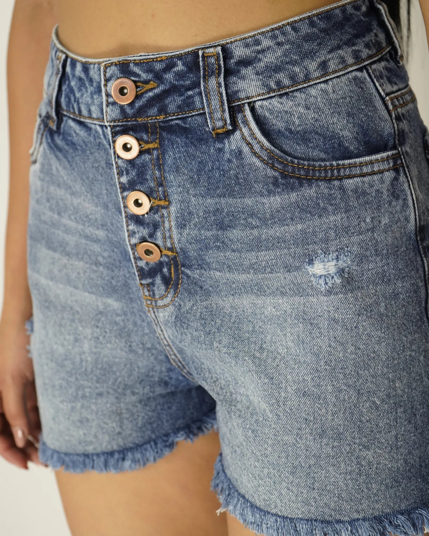 Short Botones Medio Desflecado
